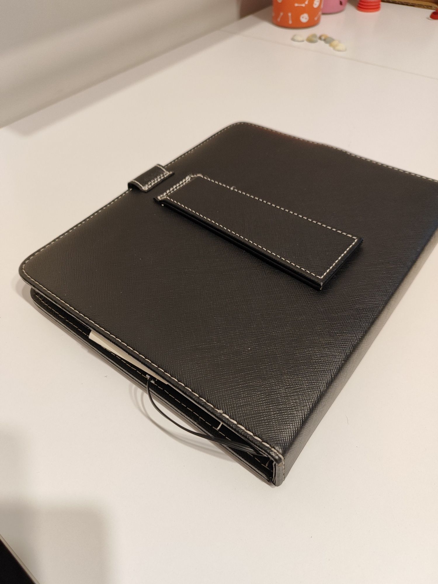 Tablet Kiano z ładowarką i klawiaturą