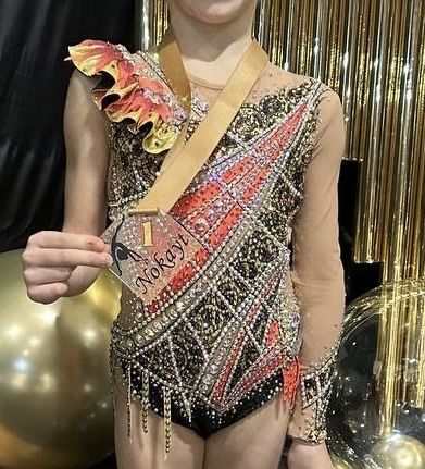 Продам купальник для художньої гімнастики