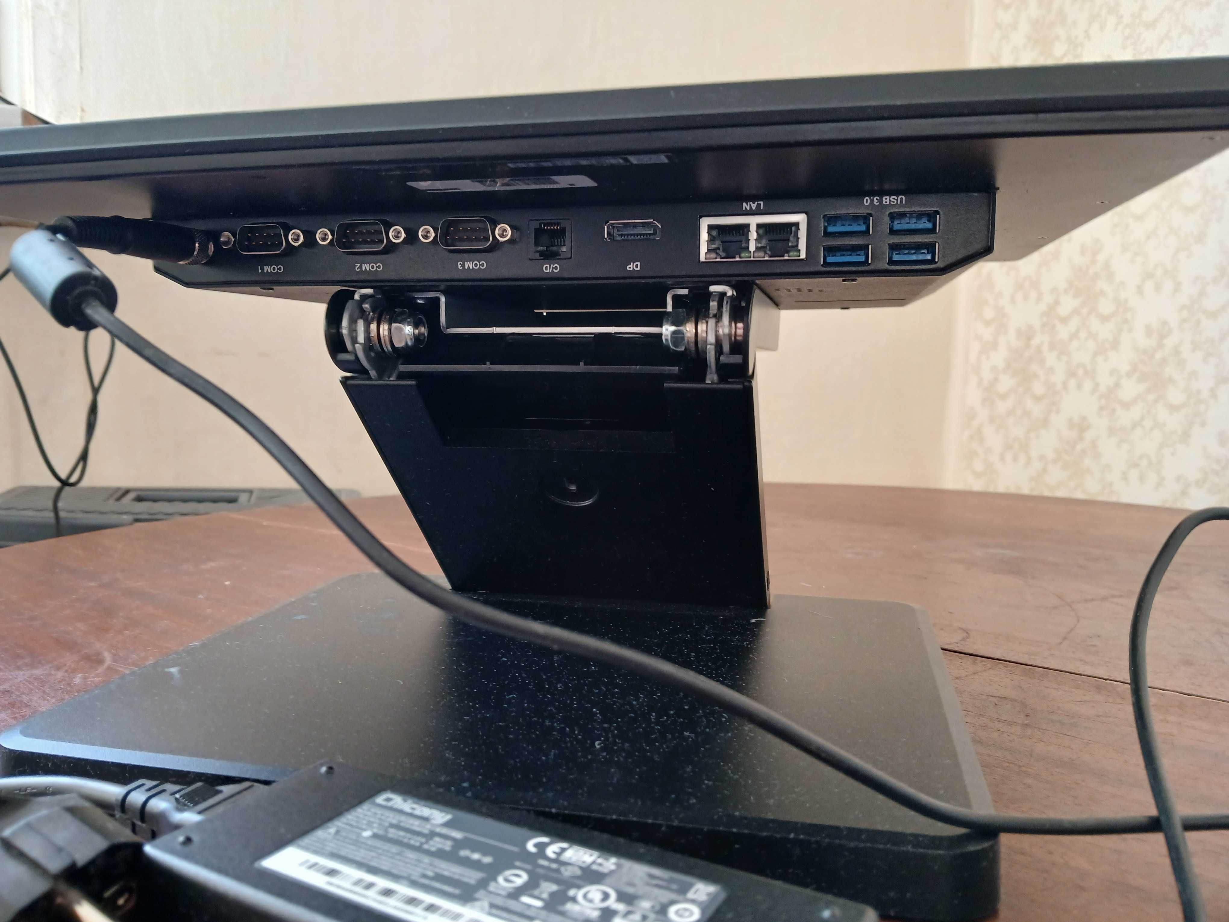 Komputer z dotykowym ekranem Diebold Nixdorf All in One