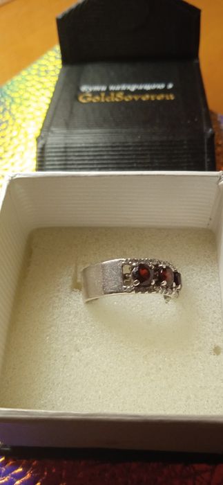Продам новое  кольцо серебро 925 пробы с  гранатом р.17 вес 3.3