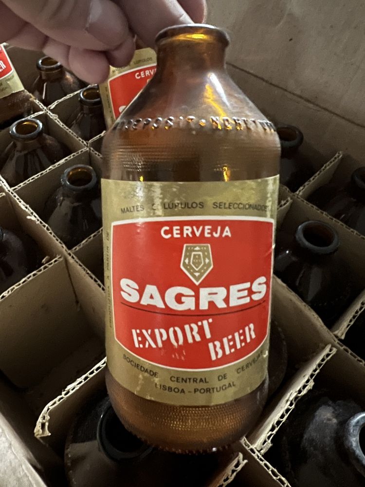 Caixa com 24 garrafas Sagres para colecionador