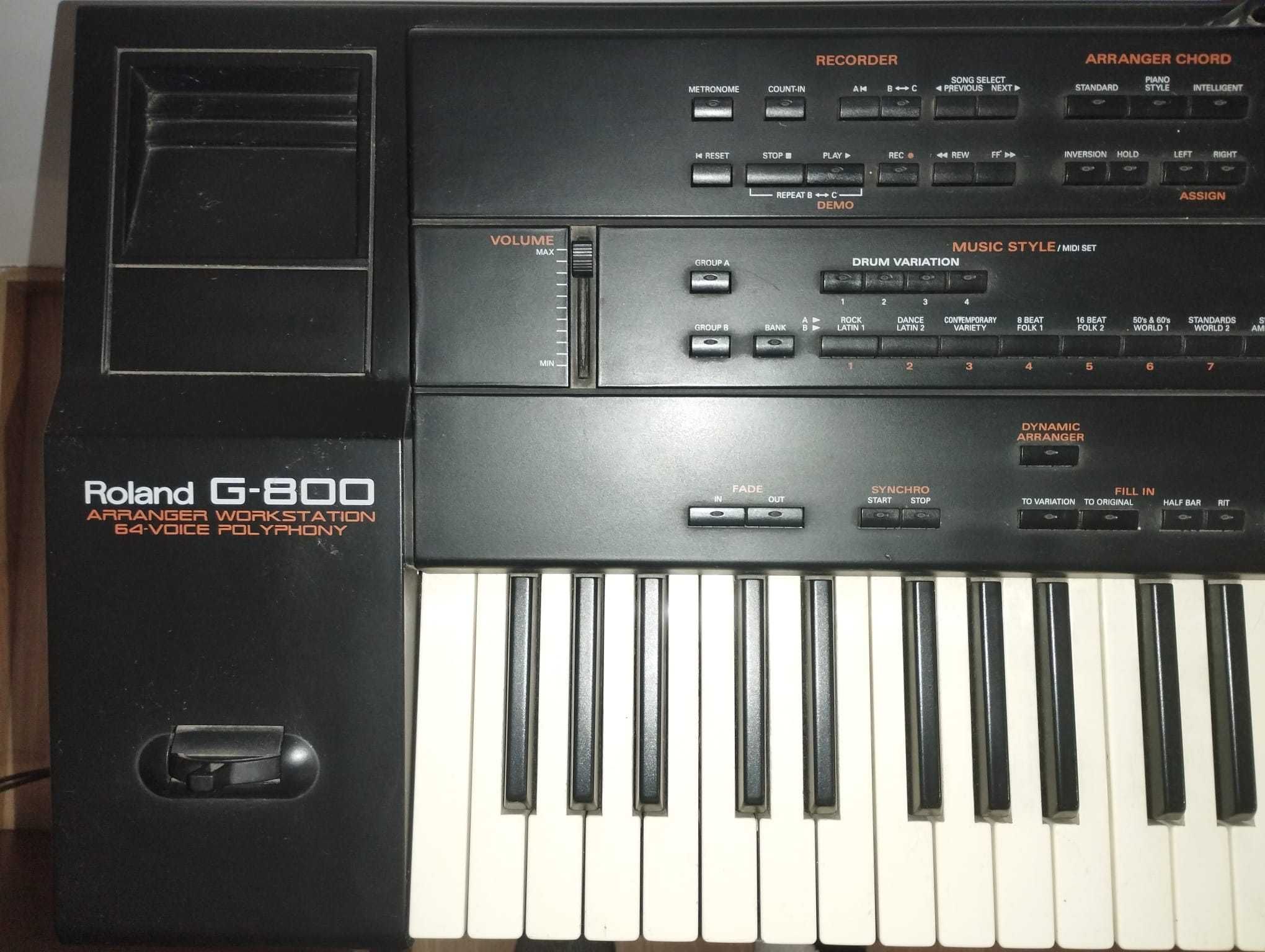 Teclado Roland G-800, suporte, pedais e banco