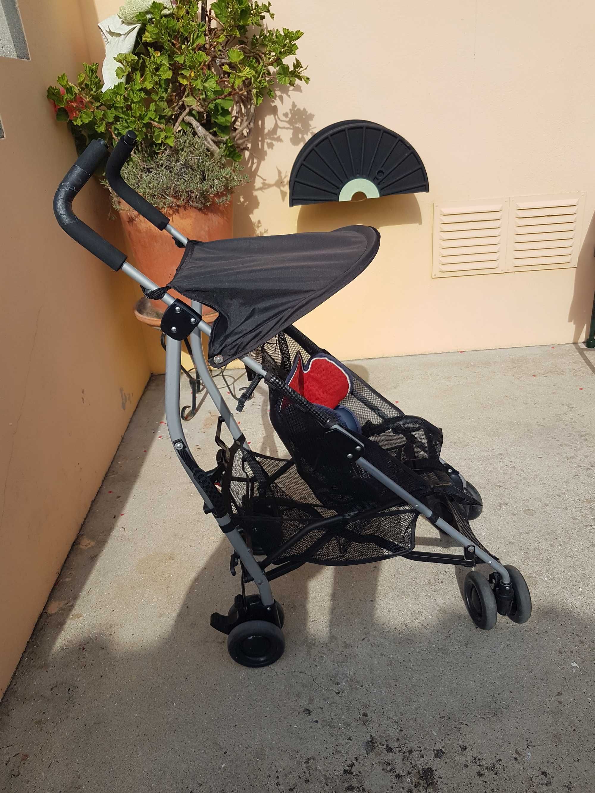 Carrinho de passeio preto e leve