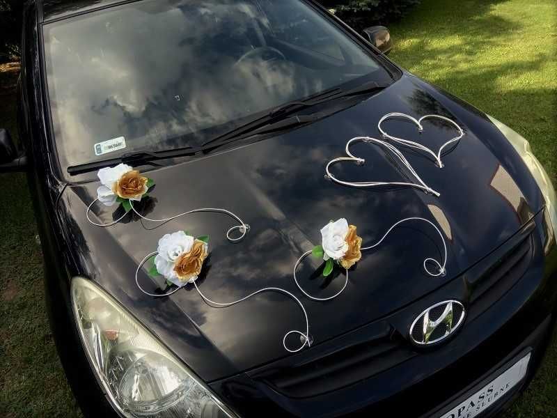 DS212B   **  Biało - złota dekoracja ślubna na samochód z różami