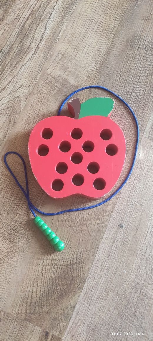 Игрушка развивашка деревянное яблоко с червячком