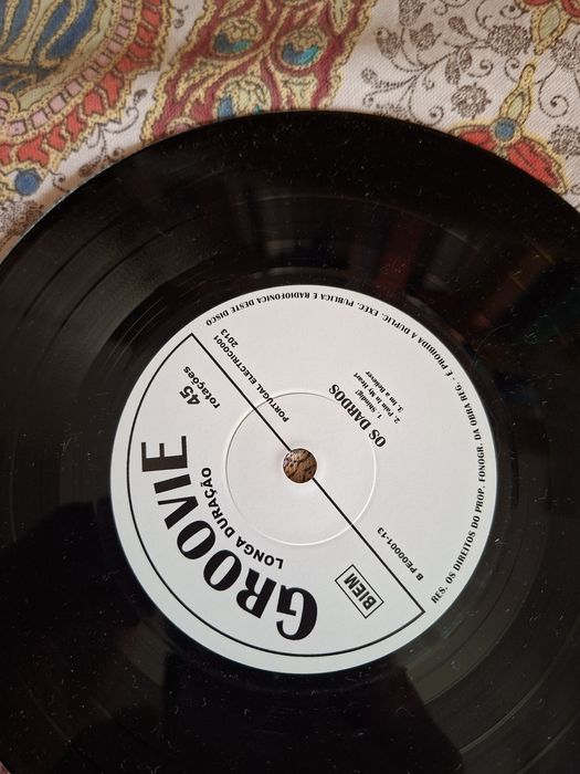 Vinil single com temas de Os Tubarões e Os Dardos