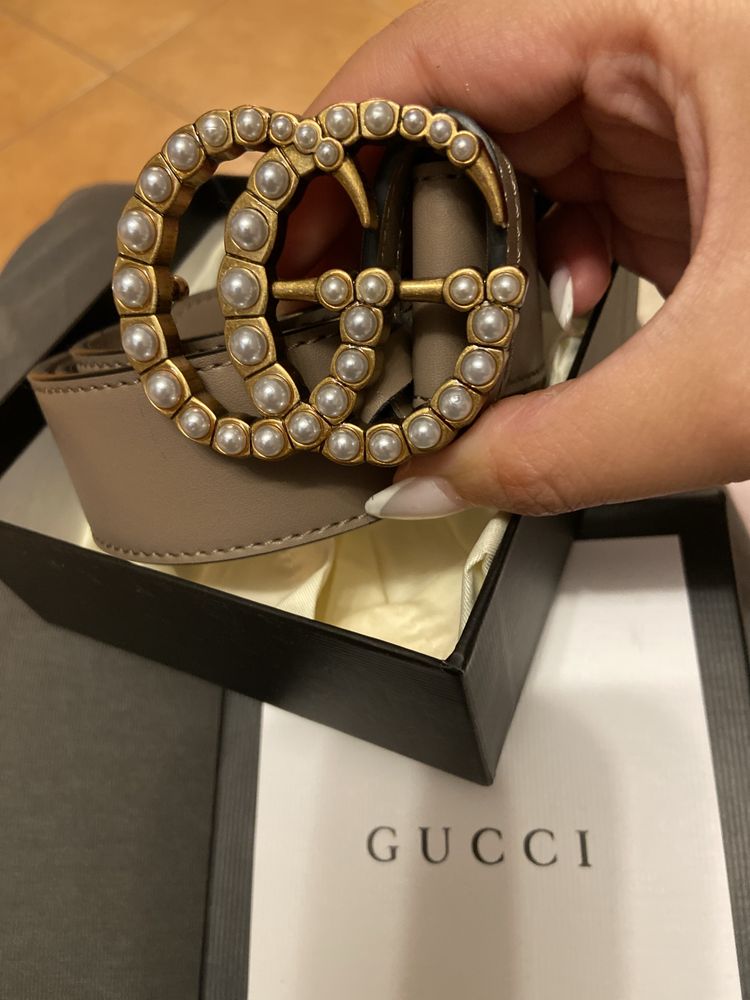 Cinto Gucci bege com perolas