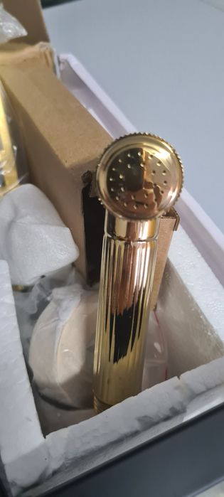 Conjunto de chuveiro, com acabamento em preto e dourado.