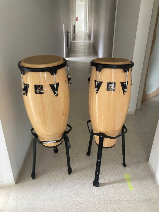 instrumento de percussão congas