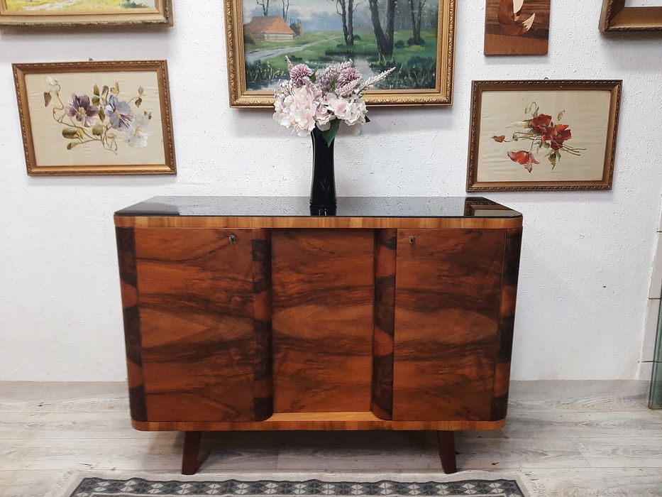 Elegancka komoda po renowacji z czarną szybą – lakobel