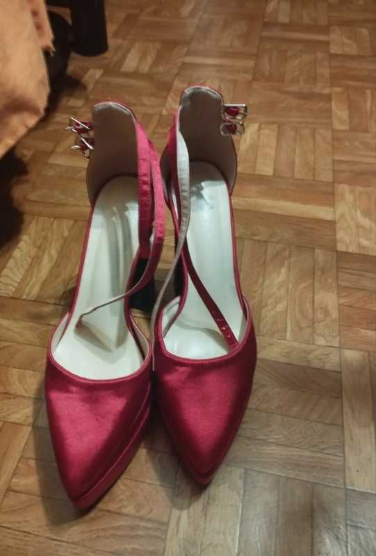 Sapatos novos 37 de salto alto em vermelho