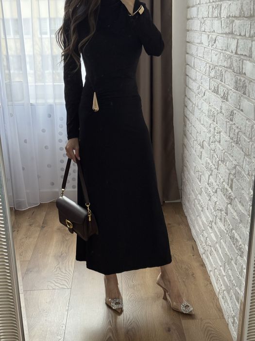 Długa maxi sukienka czarna zdobiona detalami w kolorze złota