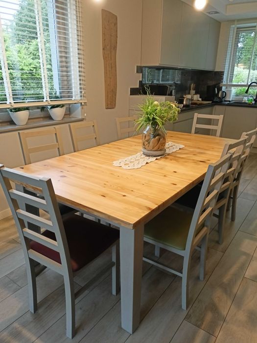 Stół drewniany, rozkładany z 8 krzesłami