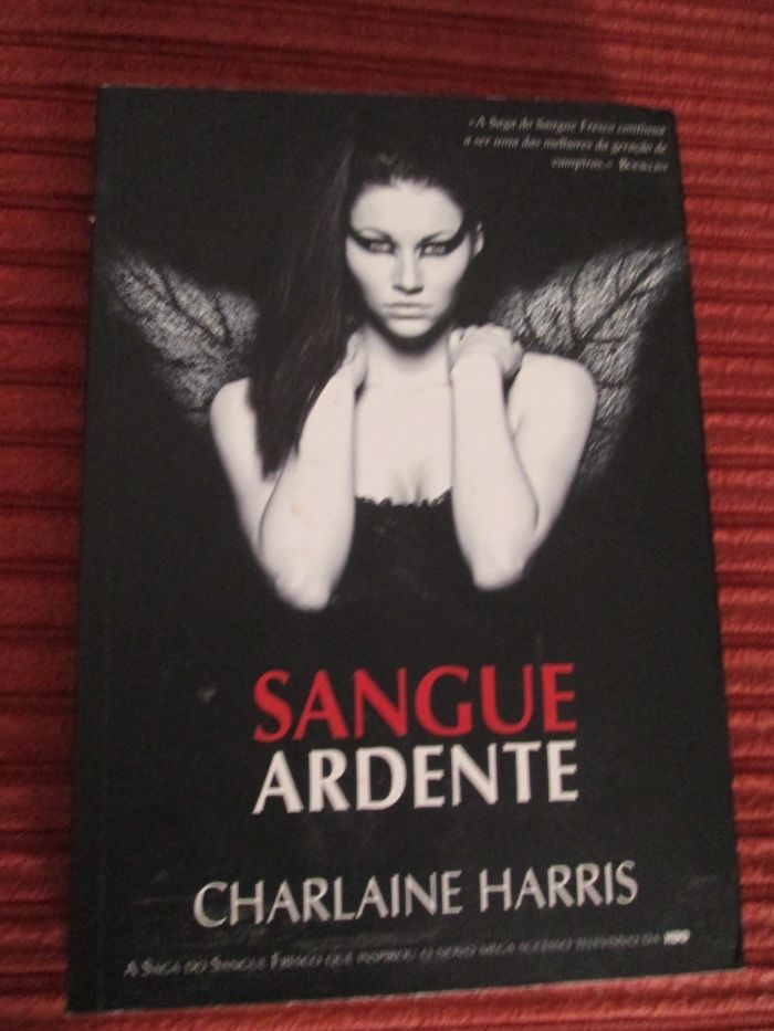 1 livro "Sangue Ardente "autora Charlaine Harris.