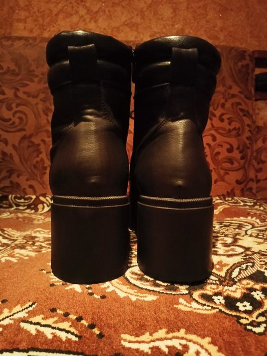 Чоботи на каблуку і платформі