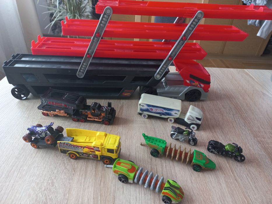 Auta hot wheels małe i duze
