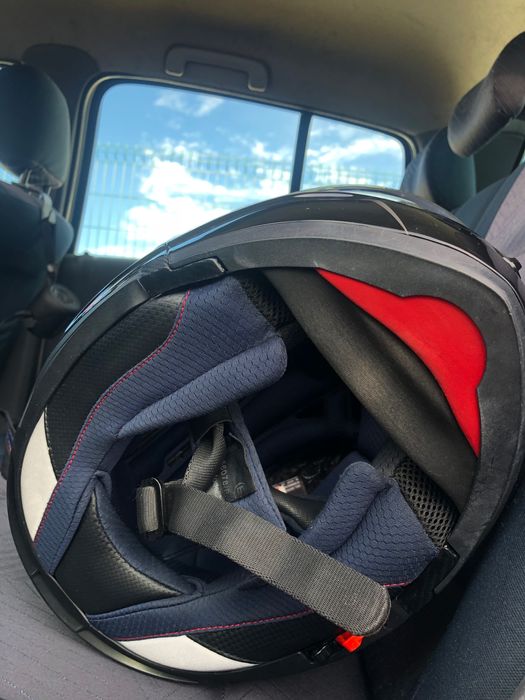 Capacete preto com viseira transparente