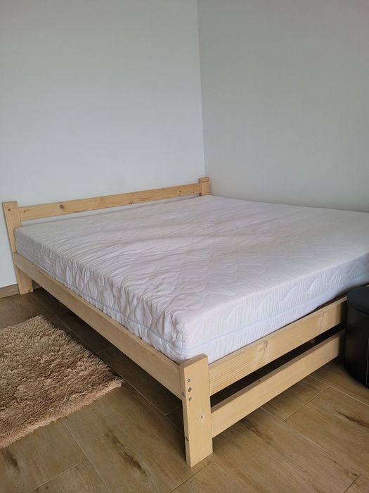 Łóżko z materacem 180×200 .