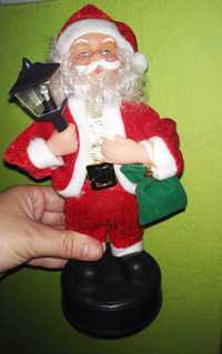 Mikołaj śpiewający jingle bells i ruszający się