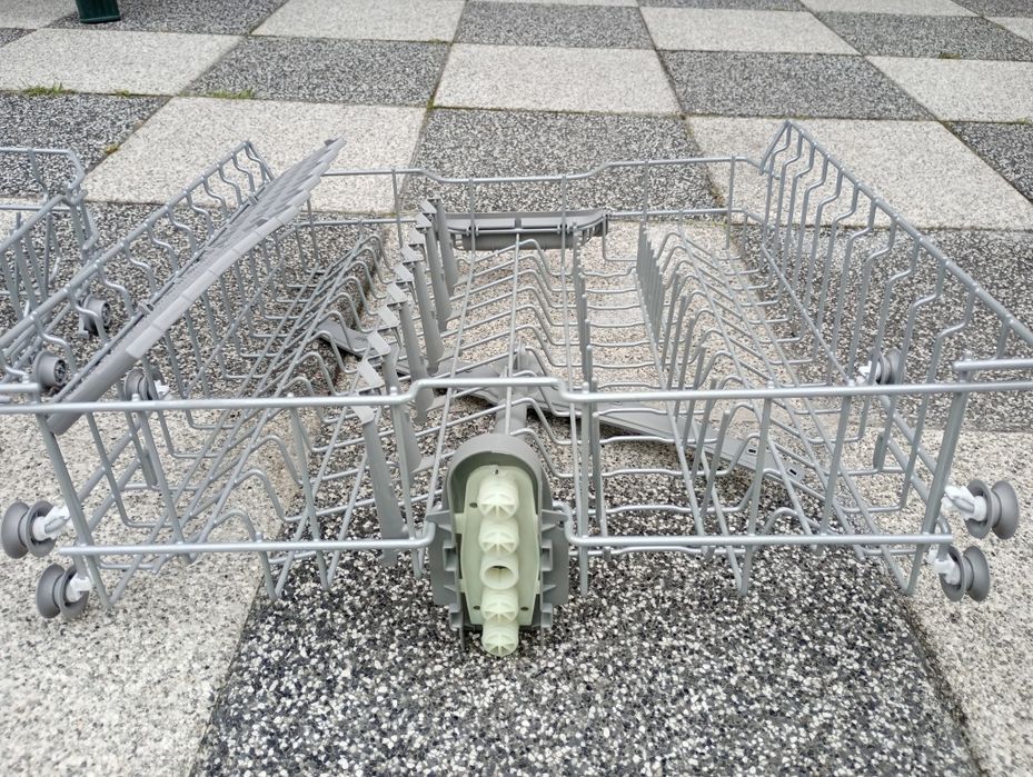 Sprzedam używane kosze do zmywarki Bosch