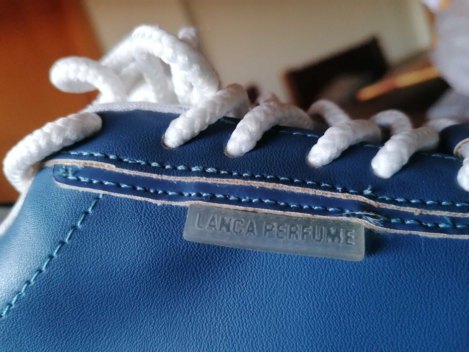 Sapatilhas lança perfume