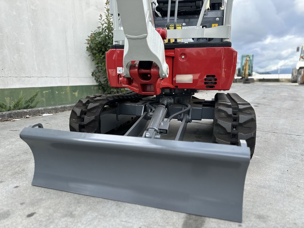 Mini-giratória TAKEUCHI TB217