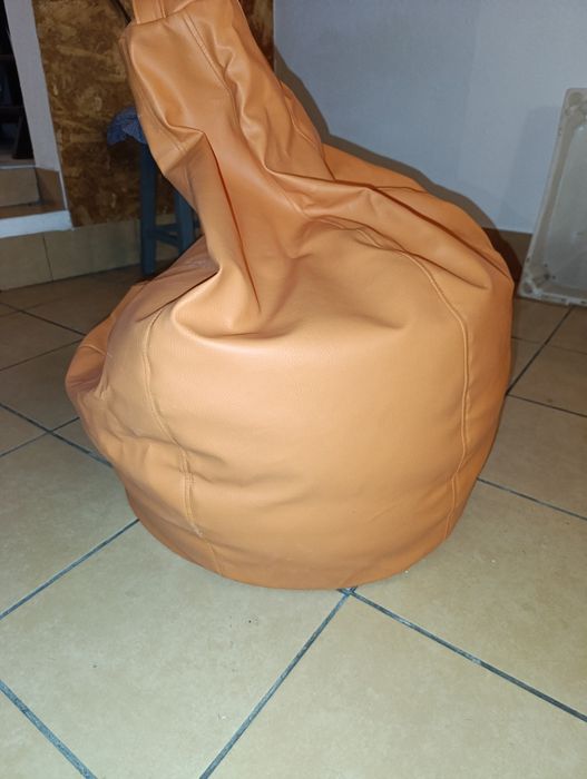 Puffs vermelho e cor de laranja