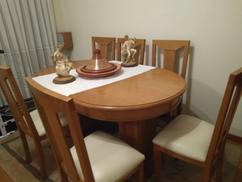 Mesa de sala e 6 cadeiras em pele