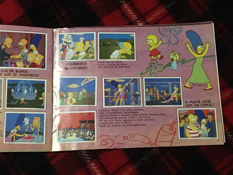 Caderneta de cromos os Simpsons completa.