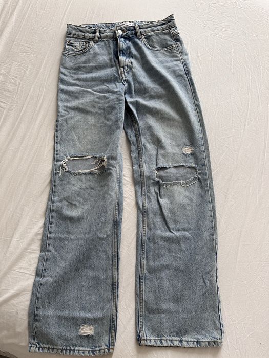 Світлі джинси с рваними елементами