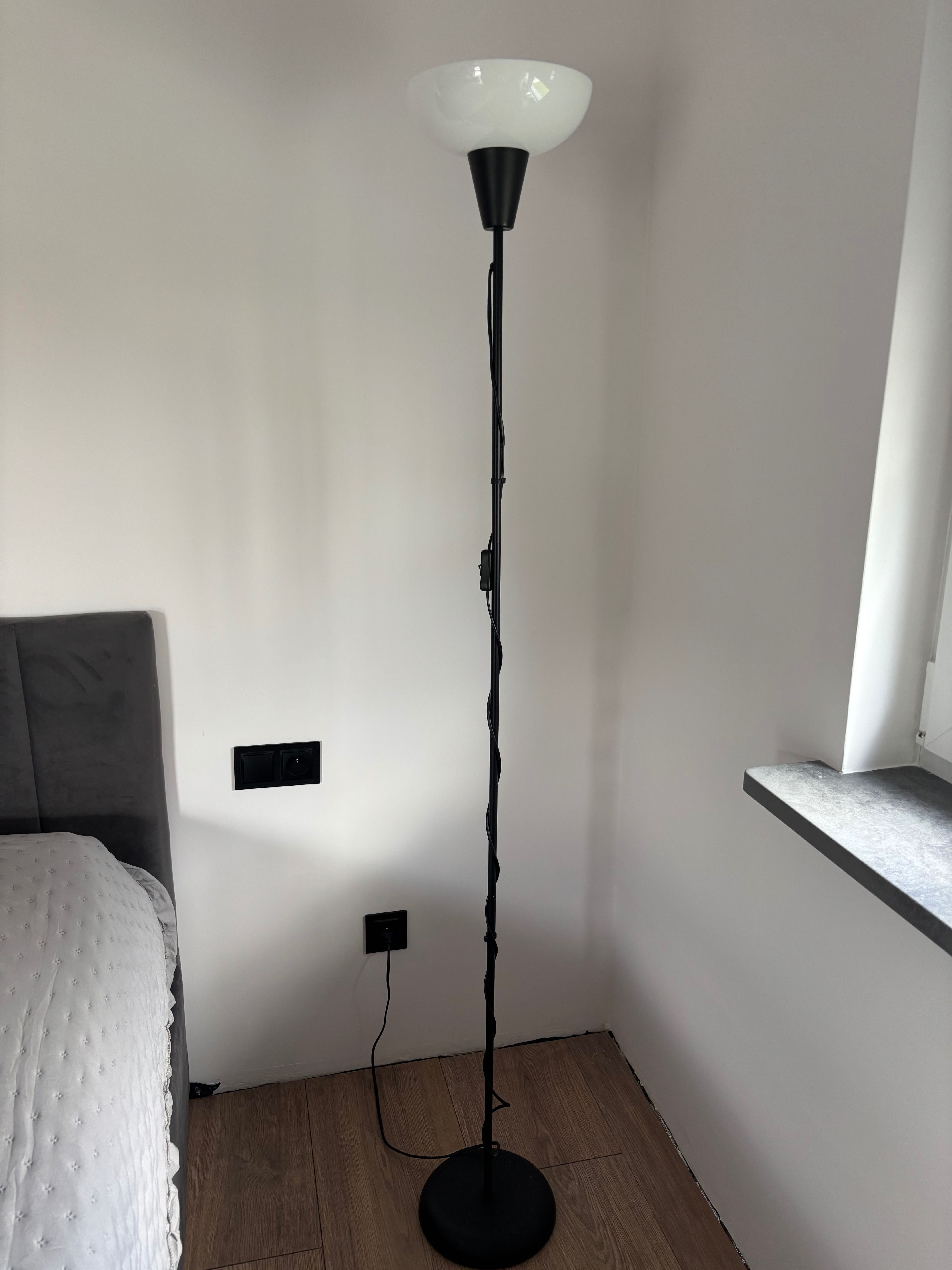 Lampa stojąca czarno-biała