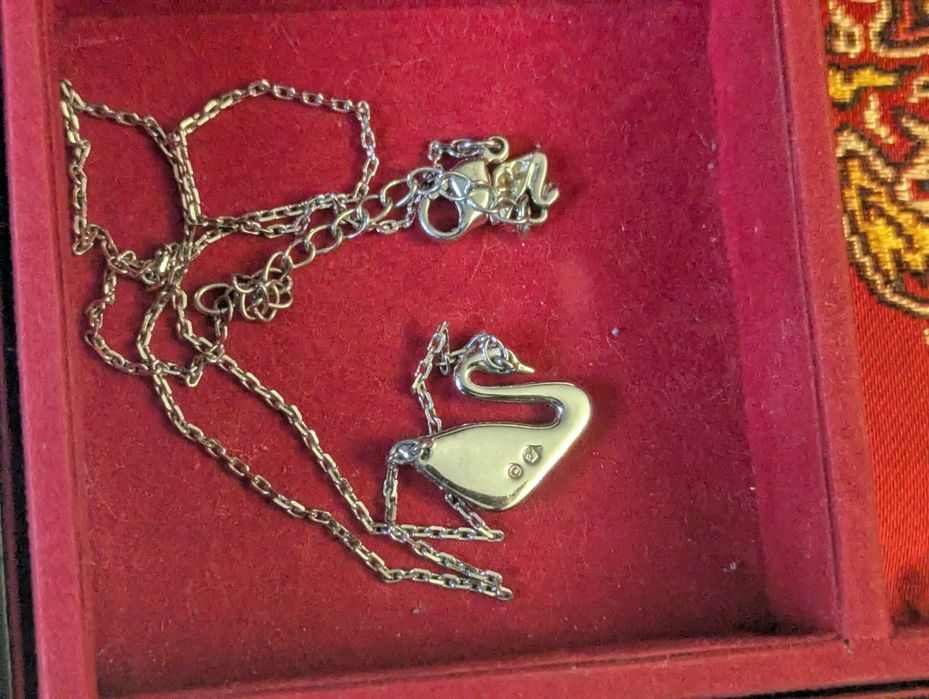 Шкатулка для украшений с украшениями