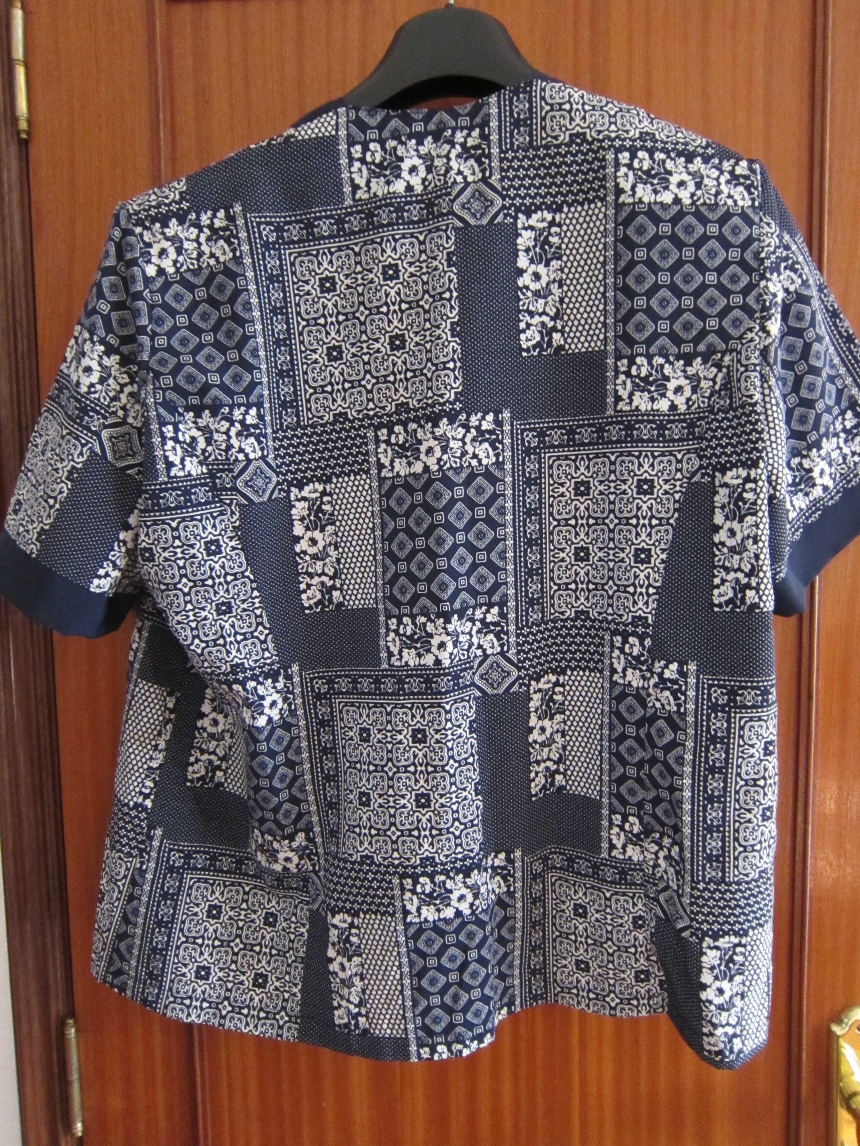 Blusa/Camisa de senhora em tons de azul e branco tamanho L/XL