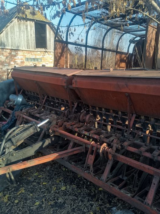 Трактор, причіп, сівалка