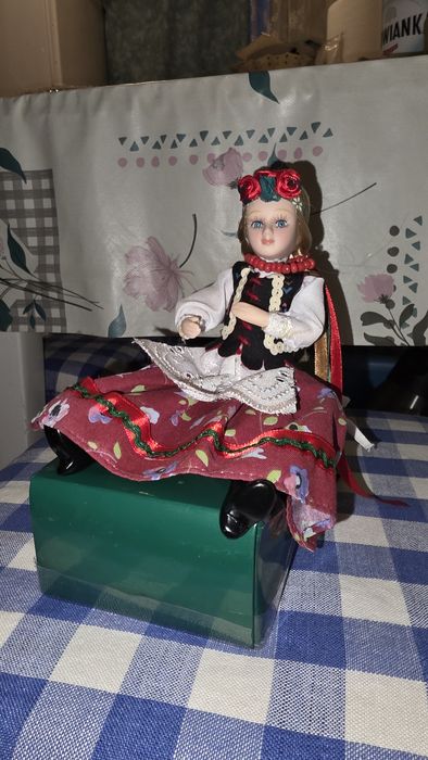 Porcelanowa lalka ludowa krakowianka