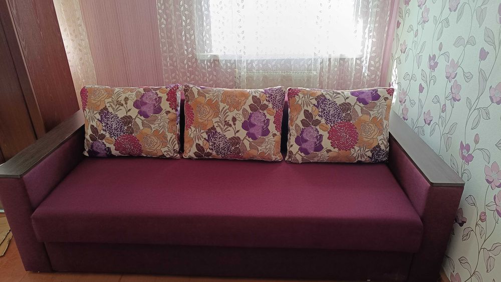 продається б/в диван у відмінному стані