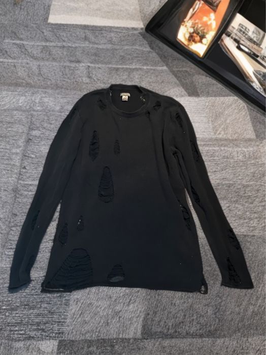 Czarny sweter z przetarciami i dziurami – H&M