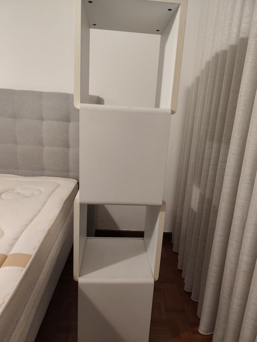 Estante branca com rodados