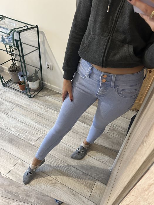 Obcisłe jeansy jasne niebieskie dżinsy dżins sexy opinające dopasowane