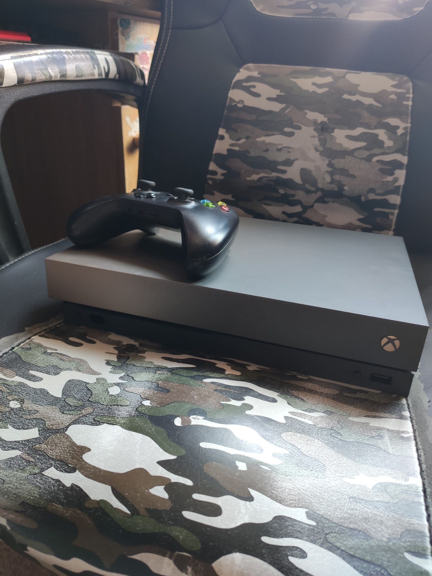 Konsola Xbox One X  plus 5 gier