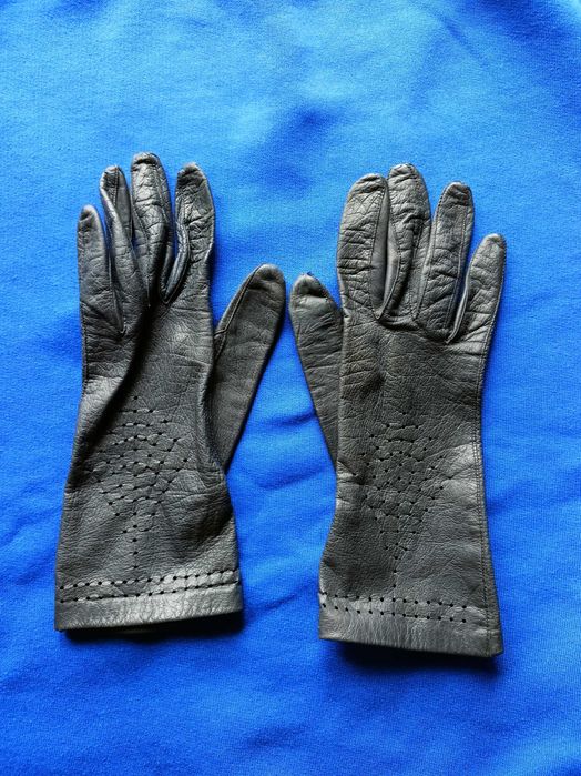 Rękawiczki skórzane z ozdobnymi perforacjami