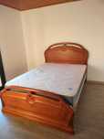 Cama em madeira com estrado