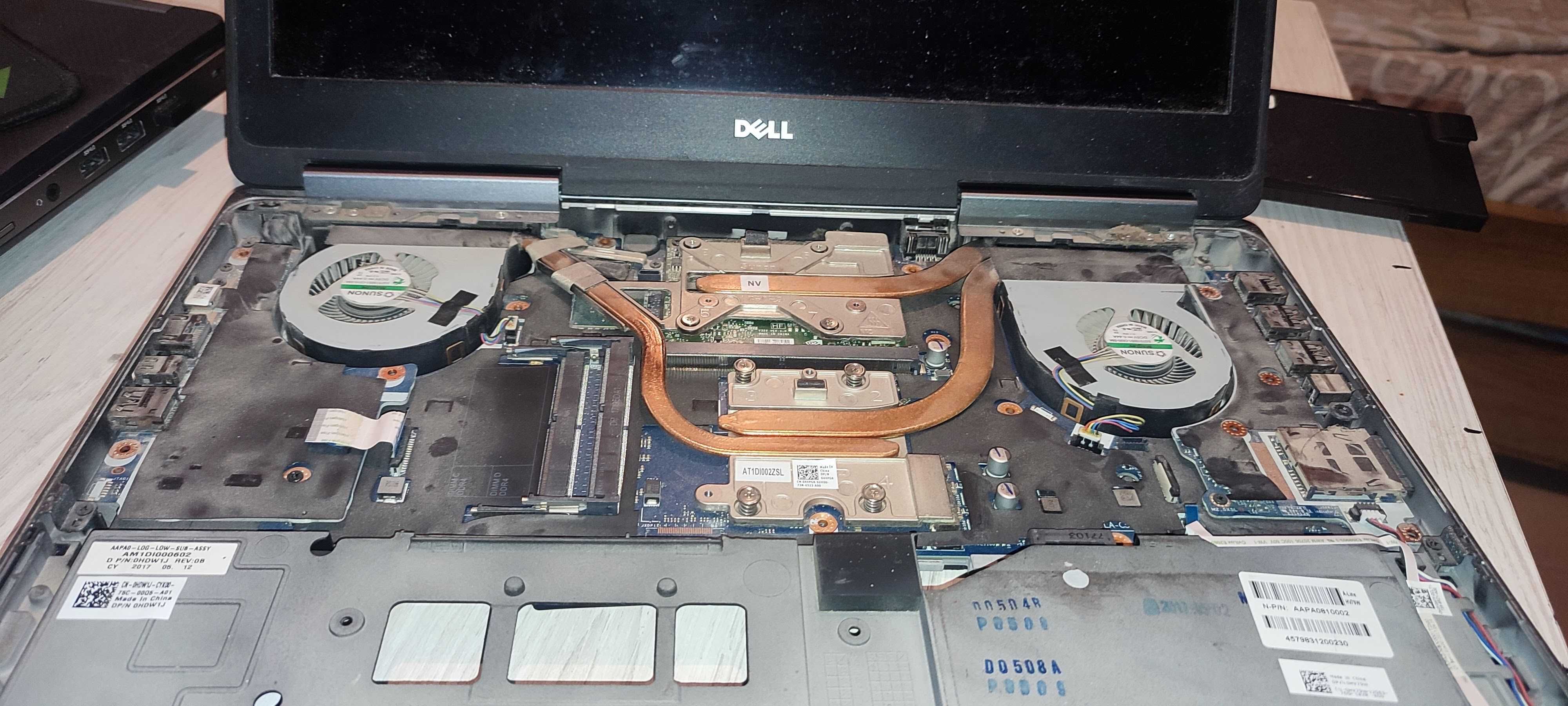 Модель: Dell Precision 7510 в разобраном состоянии.
