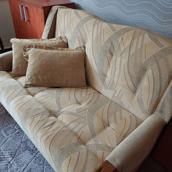 Rozkładana kanapa dwuosobowa z pojemnikiem