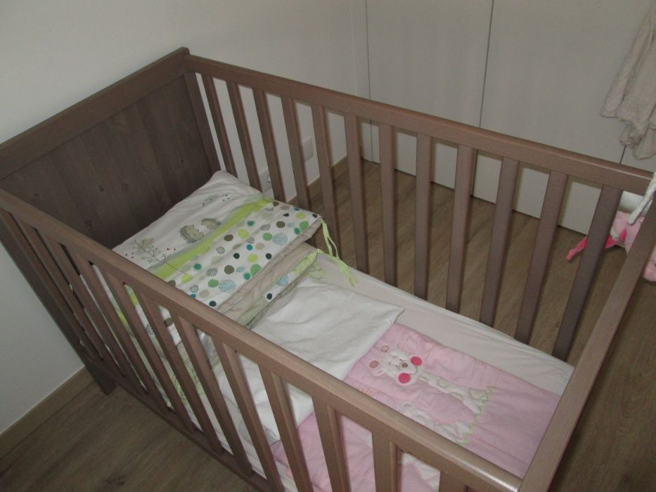 cama bebé com colchão e resguardo/candeeiro criança/cabide quarto