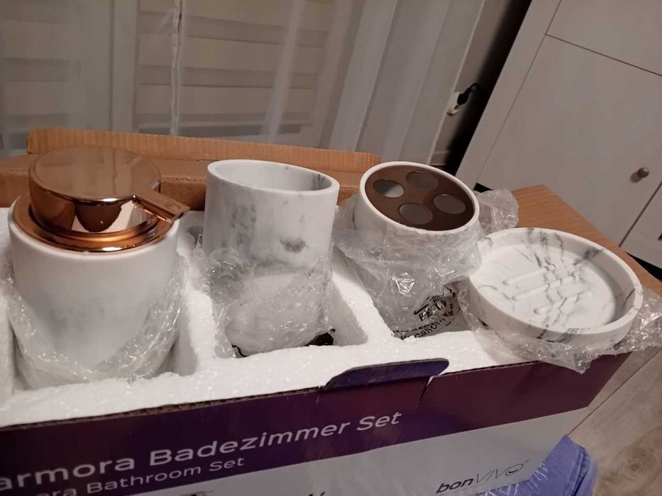 Zestaw łazienkowy 4w1 marmur + miedź — elegancki komplet akcesoriów