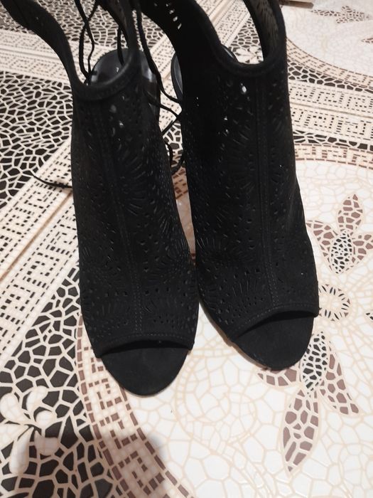 Гарні босоніжки .