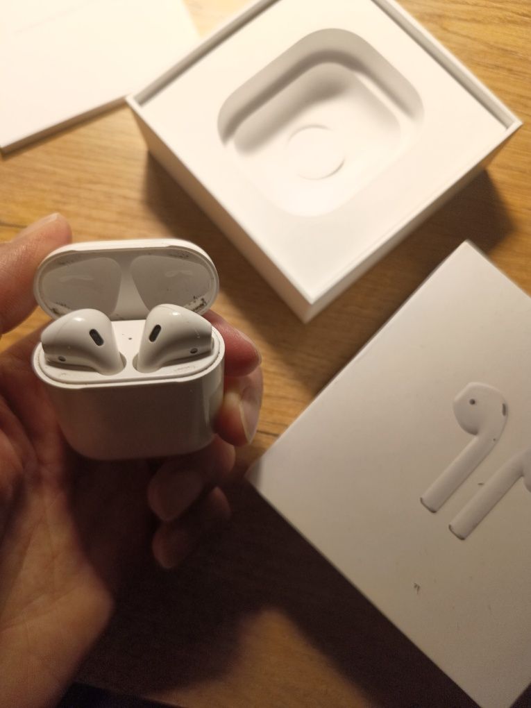 Słuchawka prawa AirPods z bazą.