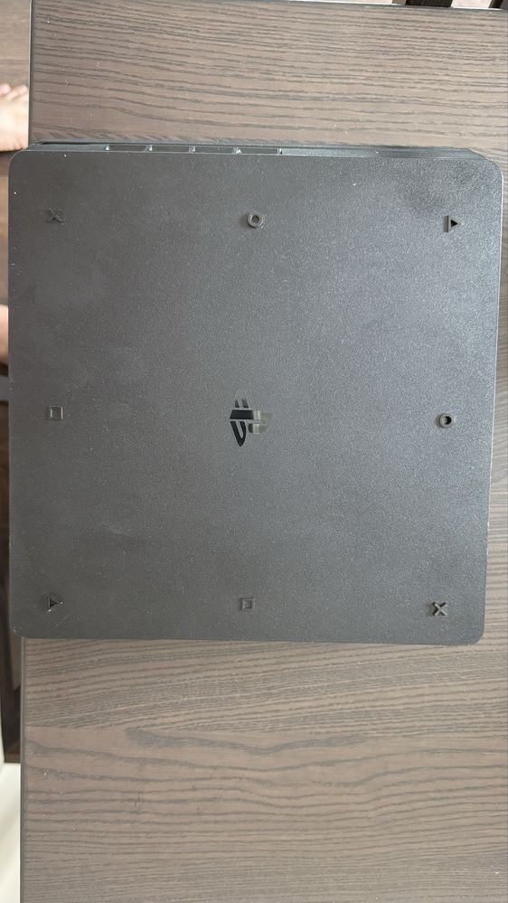Playstation 4 Slim 500 GB z 2 padami