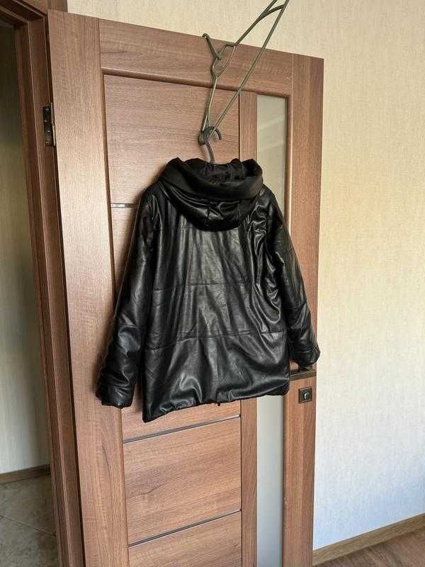 Стильная курточка пуховик с капюшоном размер 44 кожзам Bershka кожанка